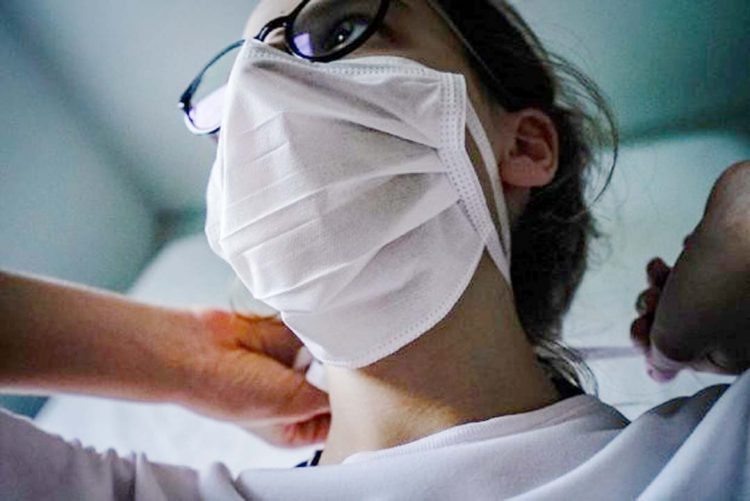 Após o fim da obrigatoriedade do uso de máscaras, 45% dos brasileiros ainda preferem usar