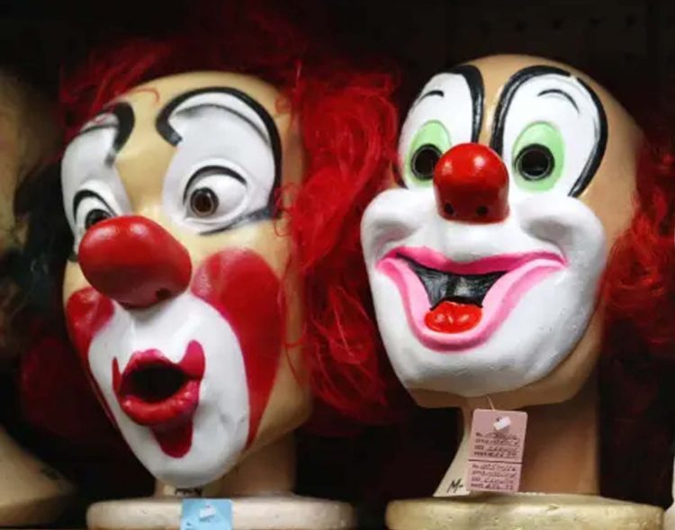 Bandidos com máscaras de palhaço invadem residência e agridem morador durante roubo