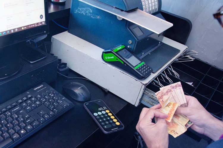 Mesmo com menos dívidas, paranaenses estão com mais dificuldades para pagar suas contas