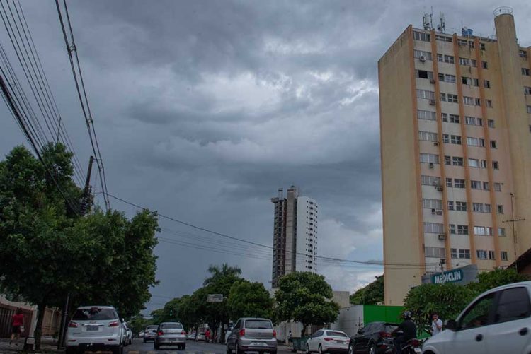 Avanço de frente fria gera instabilidade sobre o Paraná. Pode chover em Paranavaí