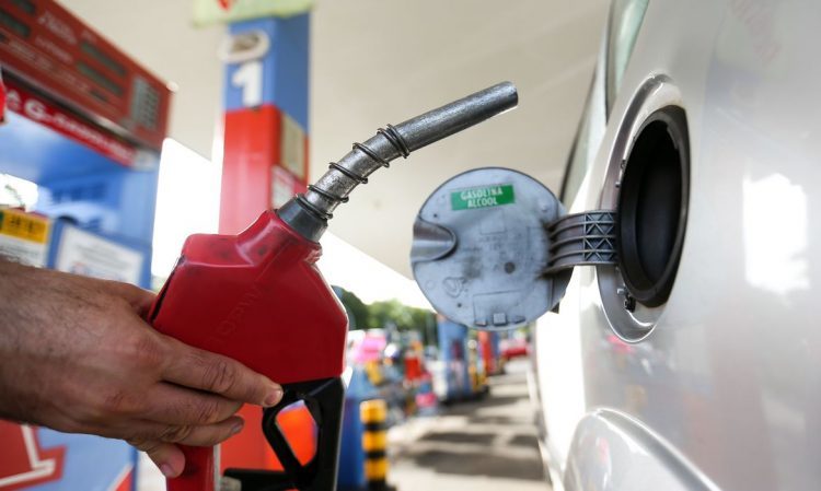 Gasolina cara reduz vantagem de carros mais econômicos