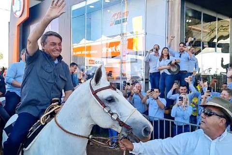 Bolsonaro inicia expediente da semana com motociata e cavalgada no interior de SP