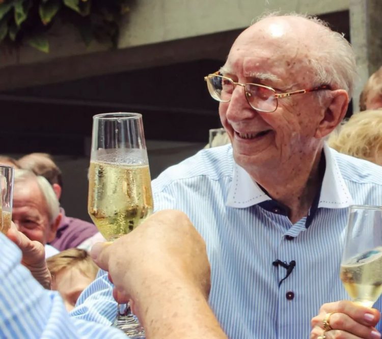 Brasileiro funcionário ‘mais antigo do mundo’ faz 100 anos