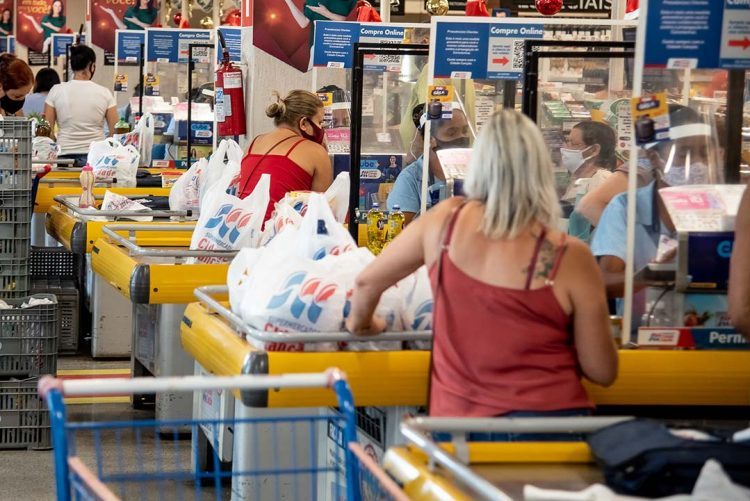 Supermercados abrem em horário normal na Sexta-Feira Santa