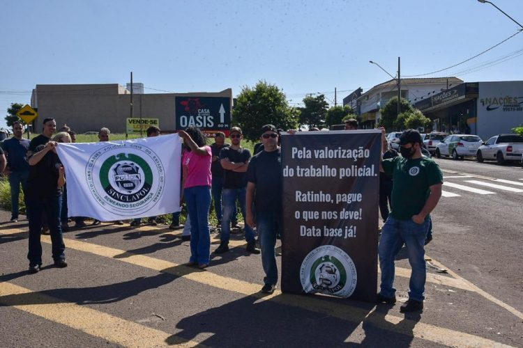 Servidores públicos fazem protesto com a vinda do Governador a Paranavaí