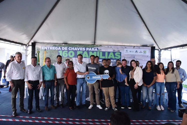 Governador Ratinho Jr faz entrega de 160 moradias