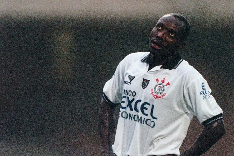 Celebridades homenageiam ex-jogador  Freddy Rincón, ídolo do Corinthians