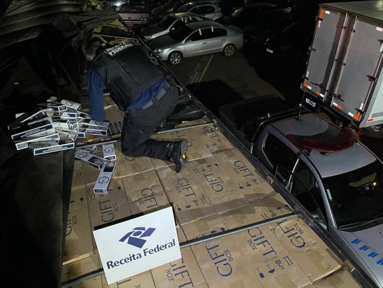 Receita Federal apreende carreta com 300 mil maços de cigarros estrangeiros