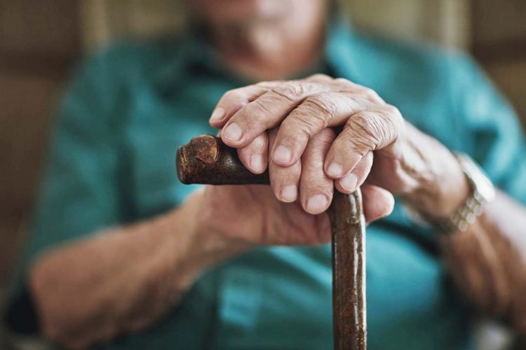 Idosos estão sofrendo com o sentimento de luto e solidão