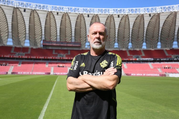 O Inter é o clube certo para me ajudar”, diz Mano Menezes em apresentação