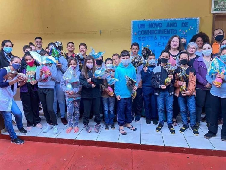Alunos da rede de ensino já estão recebendo os ovos de Páscoa