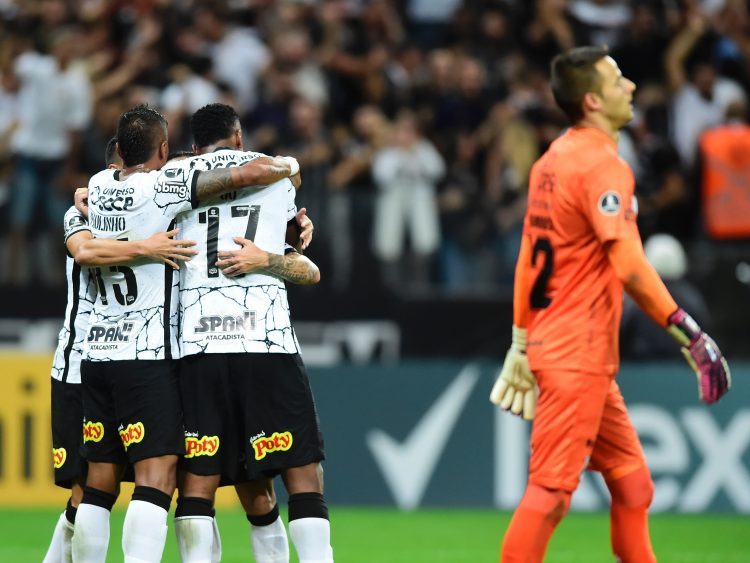 Corinthians bate Deportivo Cali com gol contra e vence a primeira na Libertadores