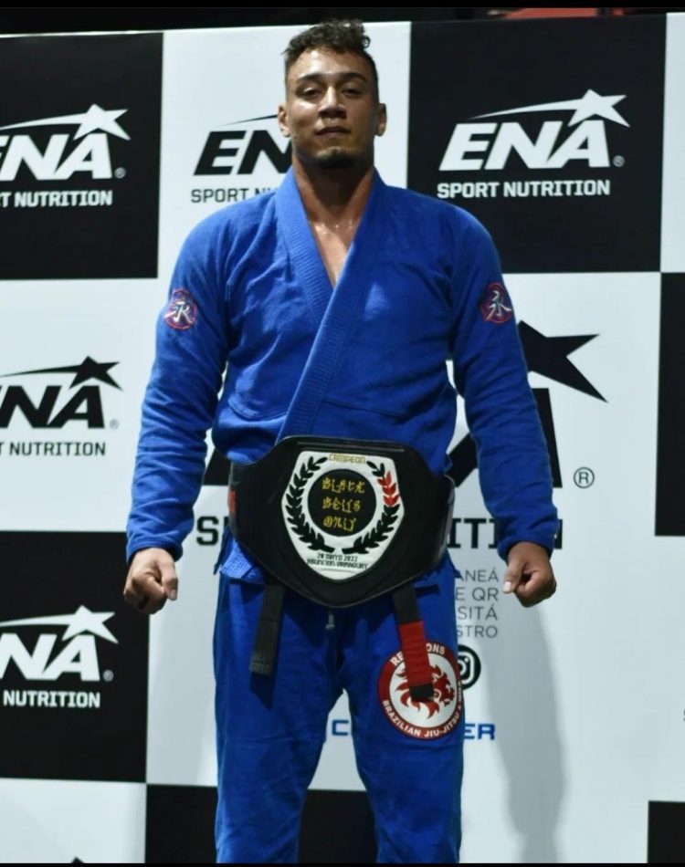 Lutador de Paranavaí conquista cinturão do Desafio Black Belt no Paraguay