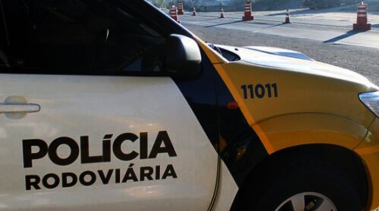 Acidente entre carro e trator deixa 4 feridos