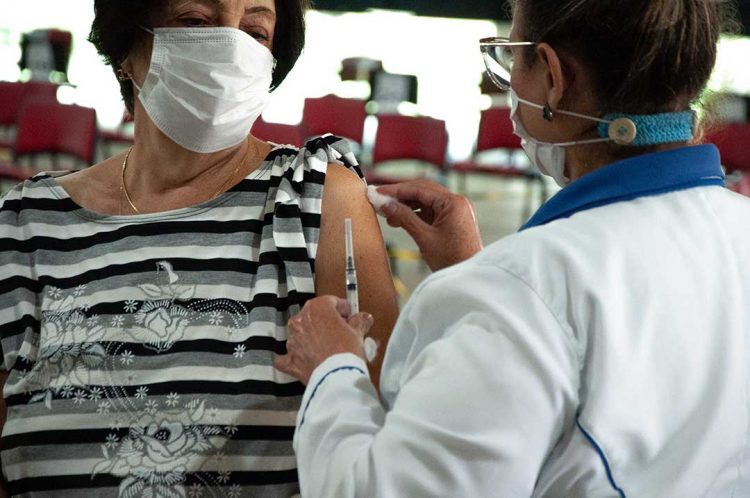 Aplicação de vacinas contra Covid e Influenza no Centro de Eventos termina nesta quinta-feira