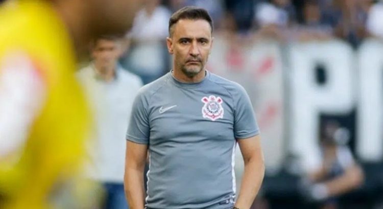 Aos trancos e barrancos, Vítor Pereira arruma o Corinthians e inicia série decisiva