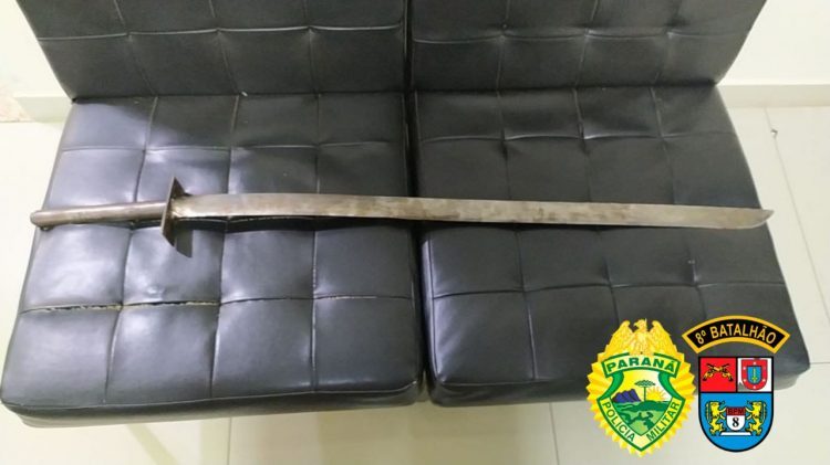 Homem ameaça casal com espada no distrito do Sumaré