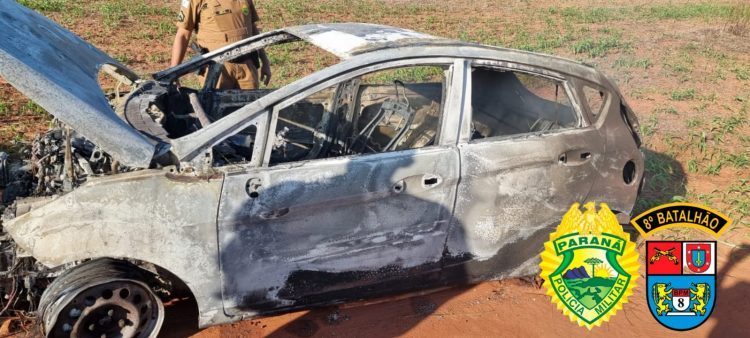 Homem foge de viatura, atropela policiais e é resgatado de carro em chamas pelos mesmos militares 