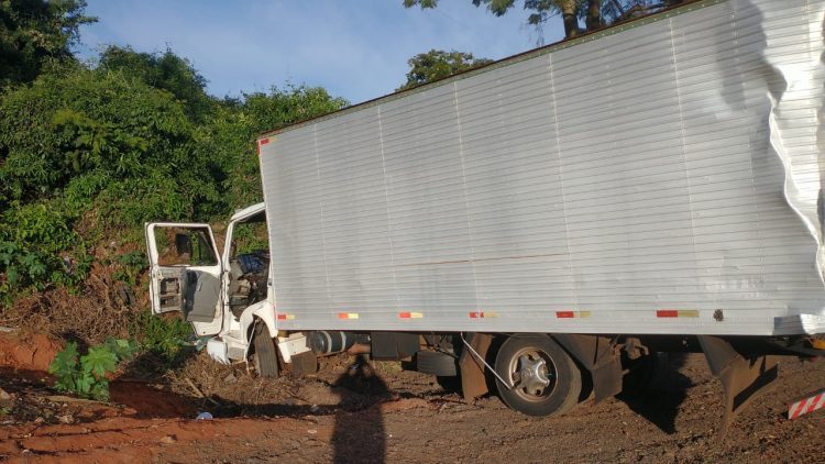 Acidente envolvendo três caminhões deixa motoristas feridos em Guairaçá