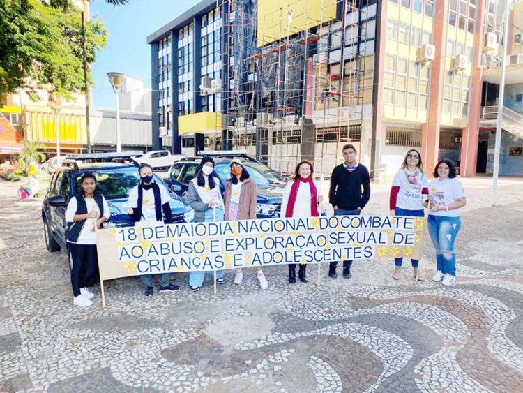 Adolescentes participam de ação em alusão ao 18 de maio