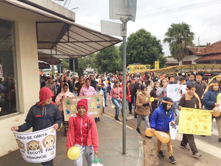 Guairaçá realizou passeata em alusão ao Dia de Combate ao abuso e exploração sexual