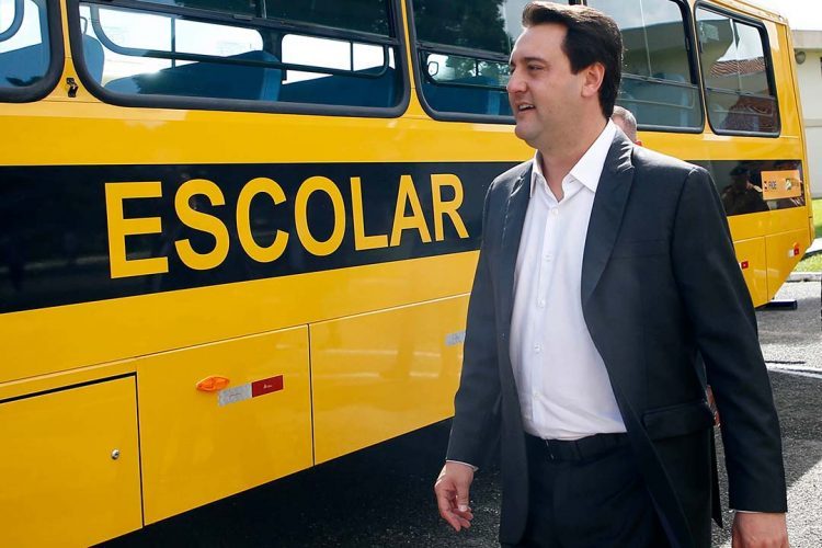 Governador entrega 144 ônibus escolares a 121 municípios paranaenses