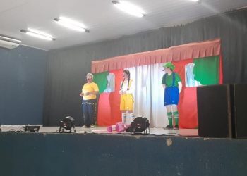 Crianças assistem peça teatral no fechamento do “Maio Laranja”