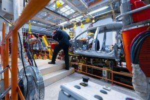 Geração de empregos na indústria desacelera em março, mas está positiva no ano