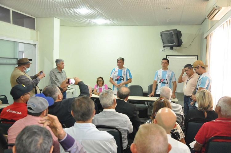 Deputado entrega Menção Honrosa  para moradores de Paranavaí e Região