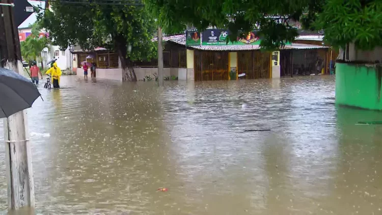 Chuvas no Nordeste deixam um morto, alagam cidades e suspendem aulas