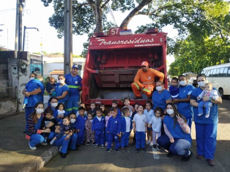 Coletores de lixo visitam alunos para mostrar o trabalho feito na cidade