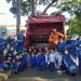 Coletores de lixo visitam alunos para mostrar o trabalho feito na cidade