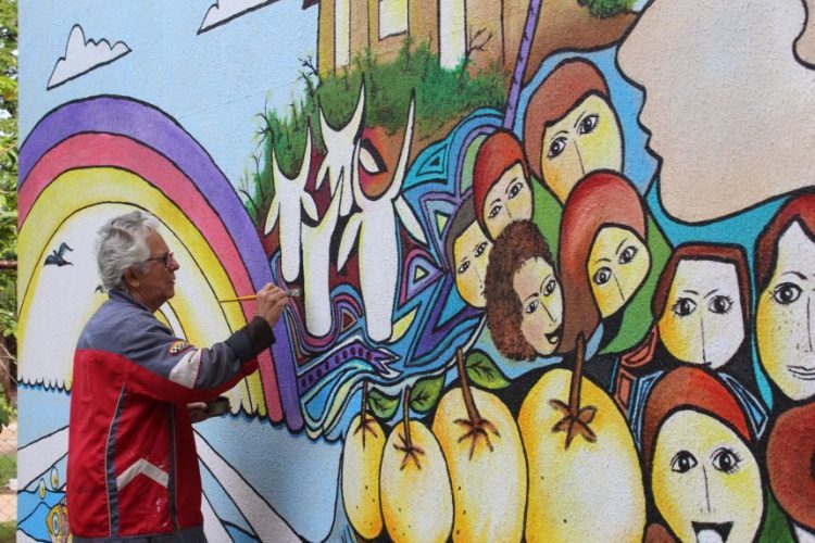 Artista paranavaiense restaura painel da Biblioteca Cidadã