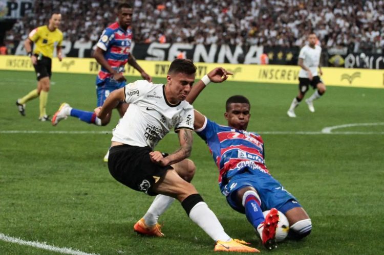 Corinthians vence Fortaleza e assume a liderança provisória do Brasileiro