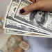 Dólar abre em queda no 3° pregão seguido