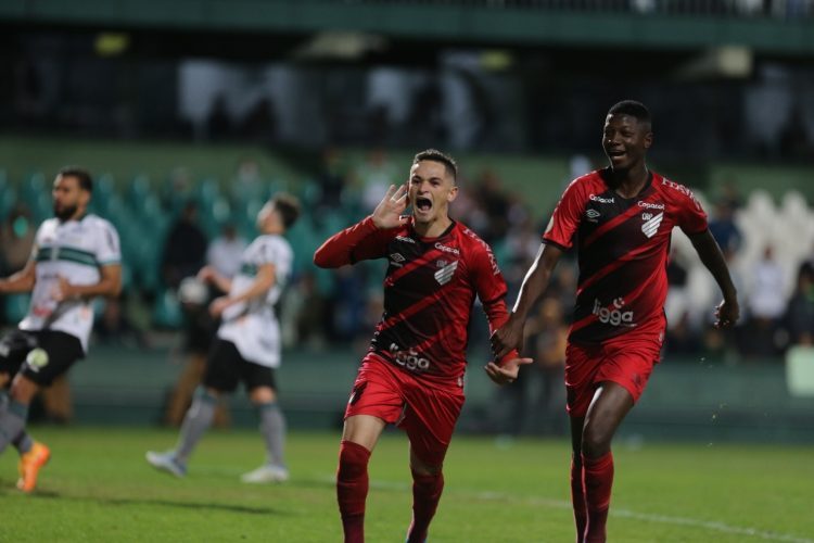 Athletico-PR ganha clássico do Coritiba com gol de pênalti aos 52 do segundo tempo