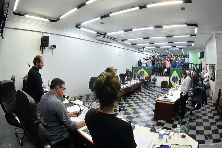 Vereador Luís Paulo faz discurso em defesa da família para explicar porte de arma de fogo