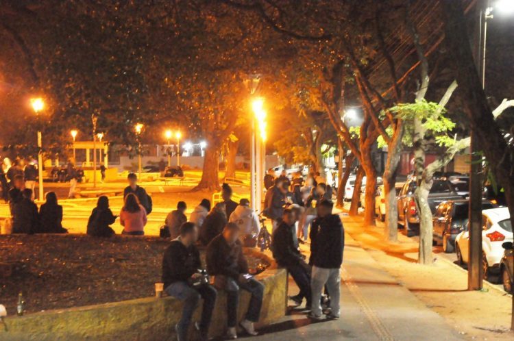 Lixo gerado na Praça da Xícara atrapalha empresários e moradores