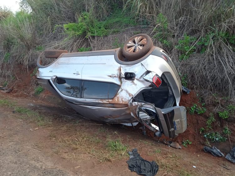 Motorista rouba carro, capota na rodovia, abandona tablete de maconha e foge
