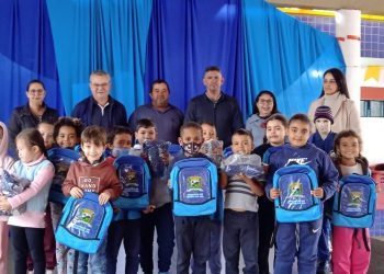 Prefeitura entrega uniformes de frio com  mochila para alunos da rede municipal