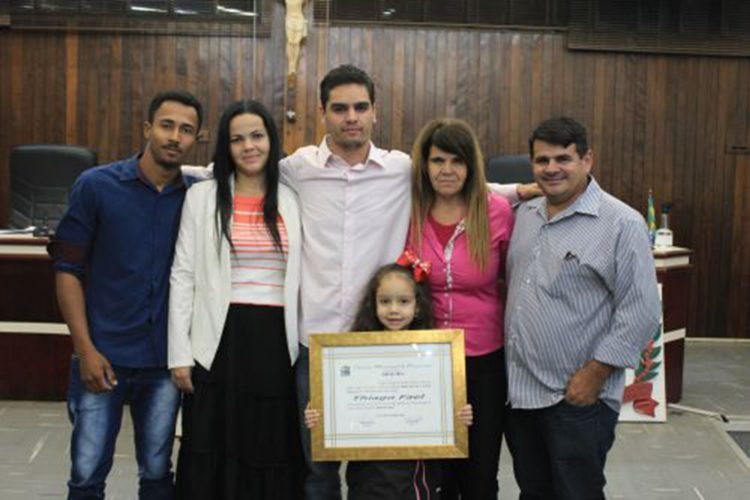 Thiago Fael é homenageado no Legislativo Paranavaiense