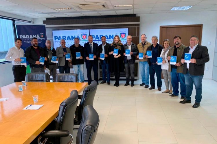 Cartilha apresenta história e avanços do  salário mínimo do Paraná, o maior do Brasil