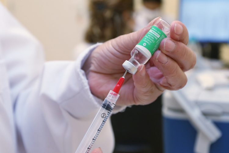 Pessoas com mais de 40 anos já podem  receber 4ª dose da vacina nas UBSs