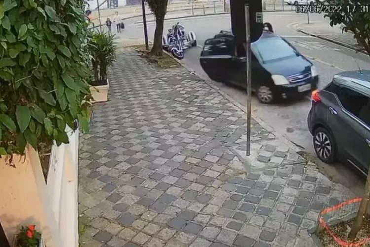 Carro é roubado com criança e idosa dentro em Curitiba