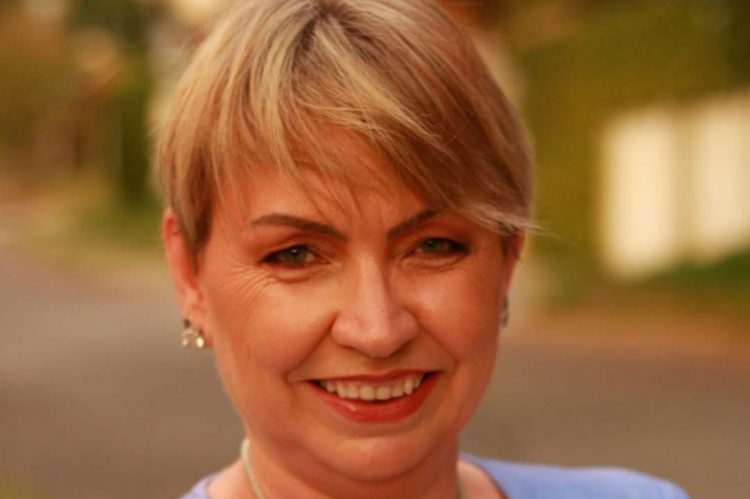 Poeta Elciana Goedert lança o livro “Amores em Degradê” na Biblioteca Pública