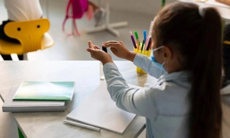 Uso de máscara em escolas é ‘fortemente recomendado’, diz pediatra Ana Escobar