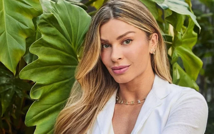 Grazi Massafera dá dica de beleza com sacola de mercado