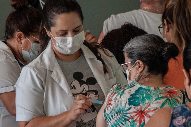 Pessoas com mais de 50 anos e trabalhadores da saúde já podem receber 4ª dose da vacina