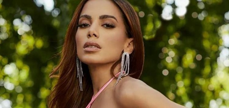 Anitta é internada para cirurgia de endometriose após turnê internacional