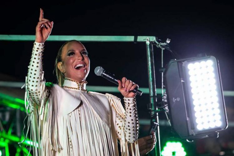 Filhas gêmeas de Ivete dançam no palco ao lado da mãe em Orlando